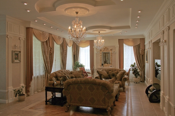 Гостиная в классическом стиле в большом доме